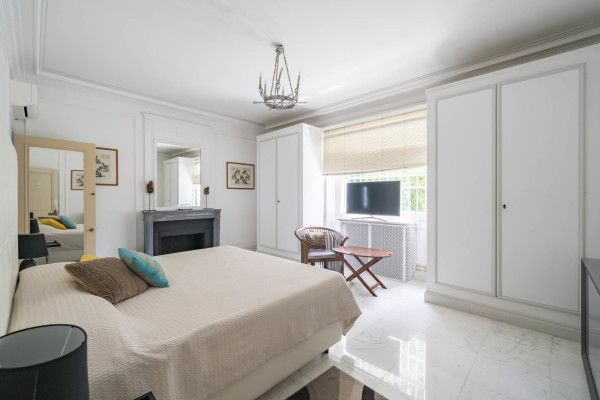 villa in Cap d'Antibes : Rent this exceptional domaine from the 1920's - 9 bedrooms, tennis court, large swimming pool, fitness room. - Photo 16