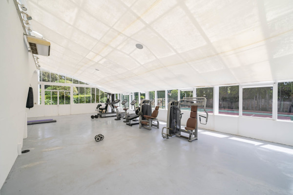 villa in Cap d'Antibes : Rent this exceptional domaine from the 1920's - 9 bedrooms, tennis court, large swimming pool, fitness room. - Photo 30