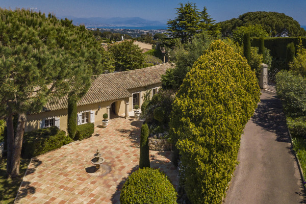 villa in Cannes : Rent this 8 bedrooms with an amazing view of  the Cap d'Antibes and Golfe Juan bay. - Photo 51