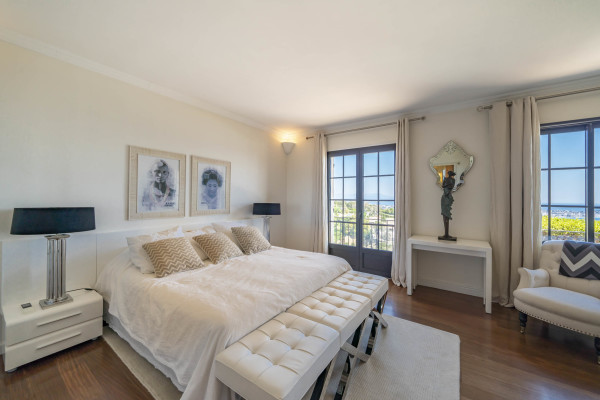 villa in Cannes : Rent this 8 bedrooms with an amazing view of  the Cap d'Antibes and Golfe Juan bay. - Photo 13