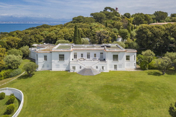 villa in Cap d'Antibes : Rent this exceptional domaine from the 1920's - 9 bedrooms, tennis court, large swimming pool, fitness room. - Photo 46