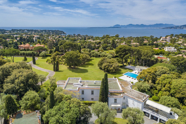villa in Cap d'Antibes : Rent this exceptional domaine from the 1920's - 9 bedrooms, tennis court, large swimming pool, fitness room. - Photo 49