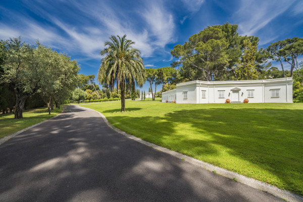 villa in Cap d'Antibes : Rent this exceptional domaine from the 1920's - 9 bedrooms, tennis court, large swimming pool, fitness room. - Photo 33
