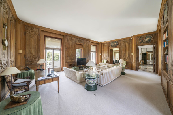 villa in Cap d'Antibes : Rent this exceptional domaine from the 1920's - 9 bedrooms, tennis court, large swimming pool, fitness room. - Photo 6
