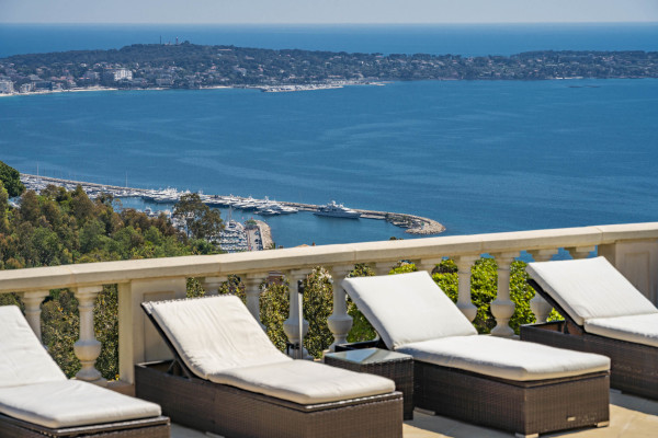 villa in Cannes : Rent this 8 bedrooms with an amazing view of  the Cap d'Antibes and Golfe Juan bay. - Photo 2