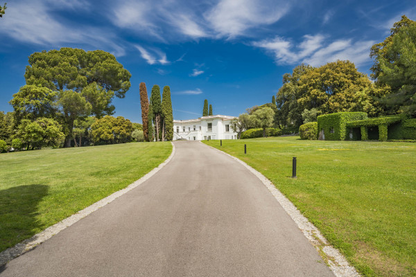 villa in Cap d'Antibes : Rent this exceptional domaine from the 1920's - 9 bedrooms, tennis court, large swimming pool, fitness room. - Photo 3