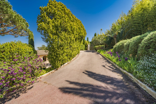 villa in Cannes : Rent this 8 bedrooms with an amazing view of  the Cap d'Antibes and Golfe Juan bay. - Photo 27