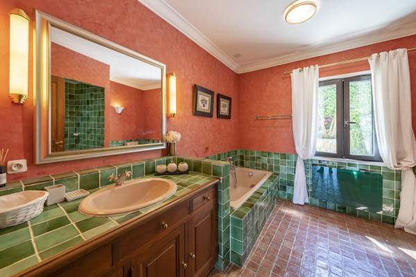 villa in Cannes : Rent this 8 bedrooms with an amazing view of  the Cap d'Antibes and Golfe Juan bay. - Photo 33