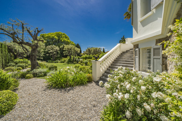 villa in Cap d'Antibes : Rent this 6 bedroom  villa in a quiet area on the cap d'Antibes, walking distance to Juan les Pins. - Photo 36