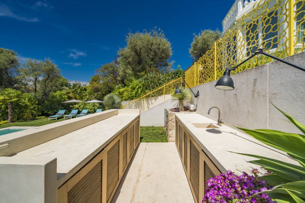 villa in Cap d'Antibes : Rent this 6 bedroom  villa in a quiet area on the cap d'Antibes, walking distance to Juan les Pins. - Photo 3