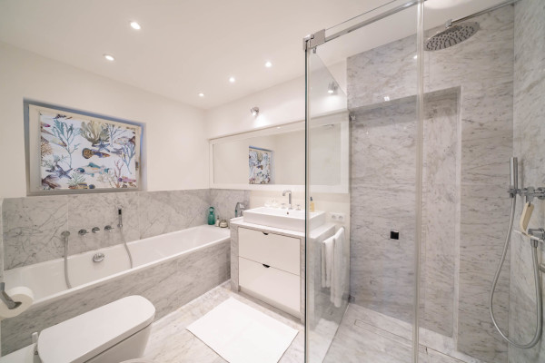 villa in Cap d'Antibes : Rent this 6 bedroom  villa in a quiet area on the cap d'Antibes, walking distance to Juan les Pins. - Photo 19