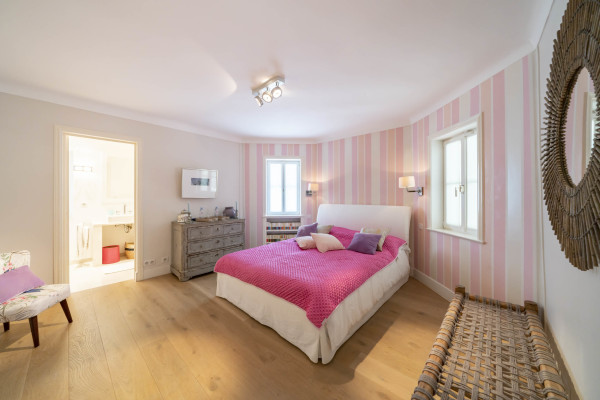villa in Cap d'Antibes : Rent this 6 bedroom  villa in a quiet area on the cap d'Antibes, walking distance to Juan les Pins. - Photo 27