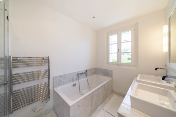 villa in Cap d'Antibes : Rent this 6 bedroom  villa in a quiet area on the cap d'Antibes, walking distance to Juan les Pins. - Photo 22