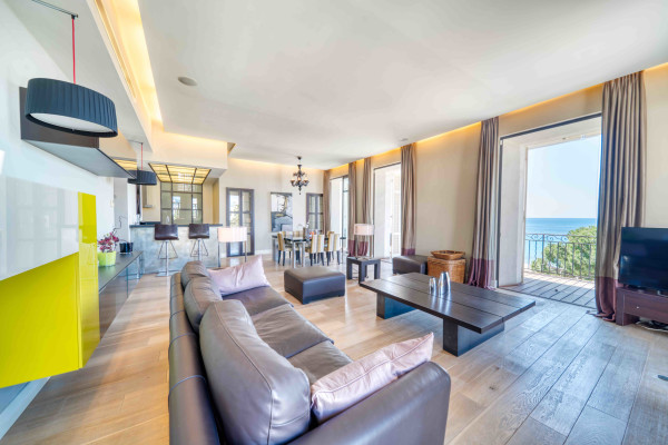 apartment in Cannes : Rent gorgeous and newly renovated 3 bedroom apartment in front of Croisette - Photo 1