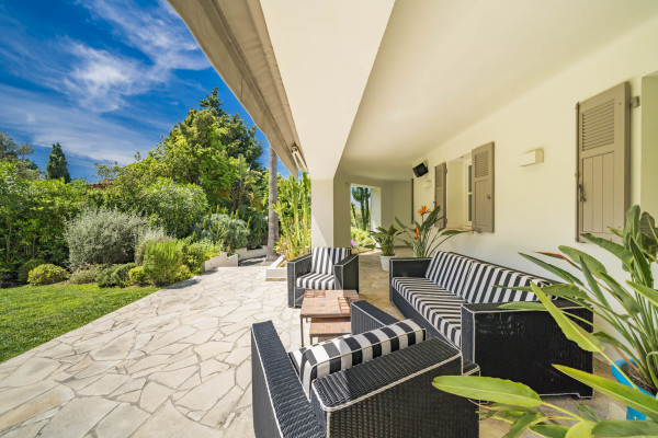 villa in Cap d'Antibes : Rent this 6 bedroom  villa in a quiet area on the cap d'Antibes, walking distance to Juan les Pins. - Photo 30