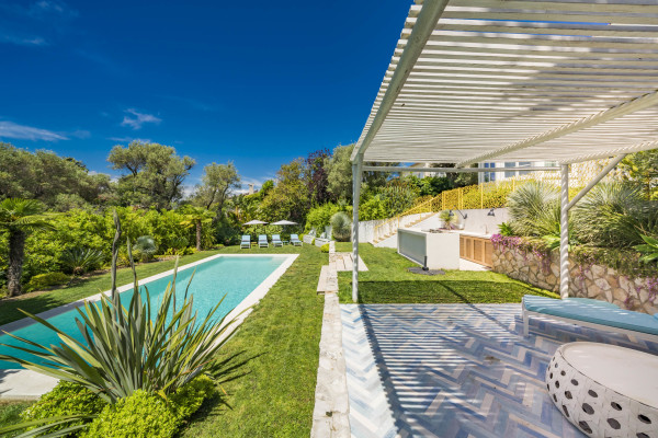 villa in Cap d'Antibes : Rent this 6 bedroom  villa in a quiet area on the cap d'Antibes, walking distance to Juan les Pins. - Photo 32