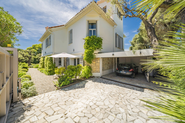 villa in Cap d'Antibes : Rent this 6 bedroom  villa in a quiet area on the cap d'Antibes, walking distance to Juan les Pins. - Photo 38