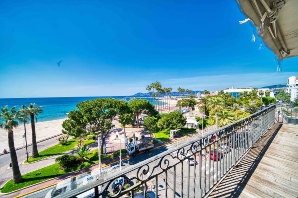 apartment in Cannes : Rent gorgeous and newly renovated 3 bedroom apartment in front of Croisette - Photo 5
