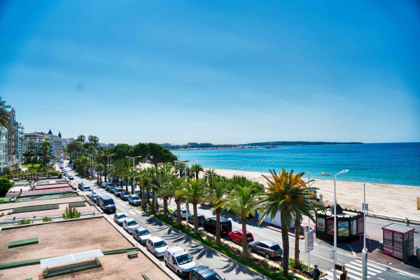 apartment in Cannes : Rent gorgeous and newly renovated 3 bedroom apartment in front of Croisette - Photo 0