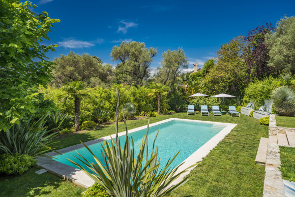 villa in Cap d'Antibes : Rent this 6 bedroom  villa in a quiet area on the cap d'Antibes, walking distance to Juan les Pins. - Photo 33
