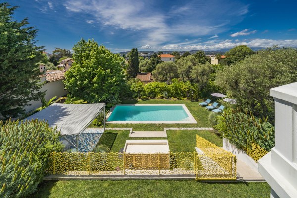 villa in Cap d'Antibes : Rent this 6 bedroom  villa in a quiet area on the cap d'Antibes, walking distance to Juan les Pins. - Photo 35