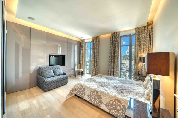 apartment in Cannes : Rent gorgeous and newly renovated 3 bedroom apartment in front of Croisette - Photo 4