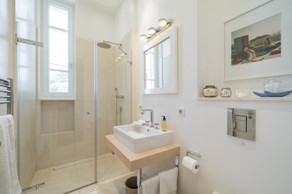 villa in Cap d'Antibes : Rent this 6 bedroom  villa in a quiet area on the cap d'Antibes, walking distance to Juan les Pins. - Photo 26