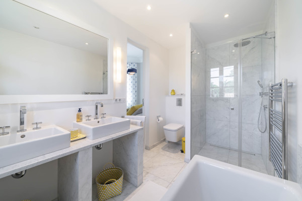 villa in Cap d'Antibes : Rent this 6 bedroom  villa in a quiet area on the cap d'Antibes, walking distance to Juan les Pins. - Photo 21