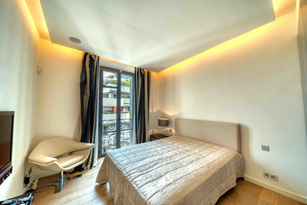 apartment in Cannes : Rent gorgeous and newly renovated 3 bedroom apartment in front of Croisette - Photo 2