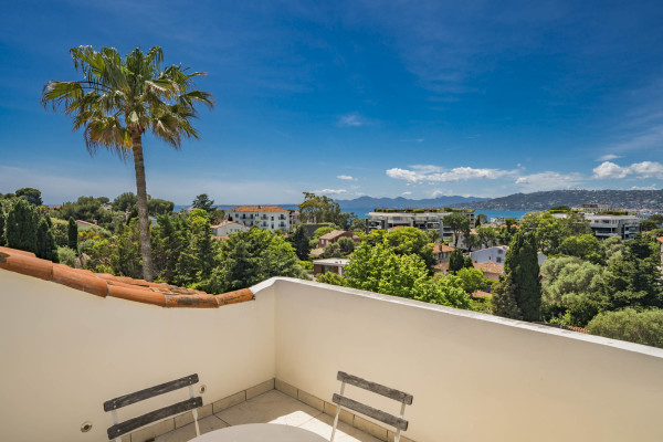 villa in Cap d'Antibes : Rent this 6 bedroom  villa in a quiet area on the cap d'Antibes, walking distance to Juan les Pins. - Photo 14