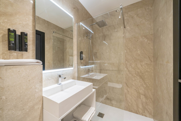 apartment in Cannes : Rent modern 5 bedroom apartment facing the Palais de Festival - Photo 22