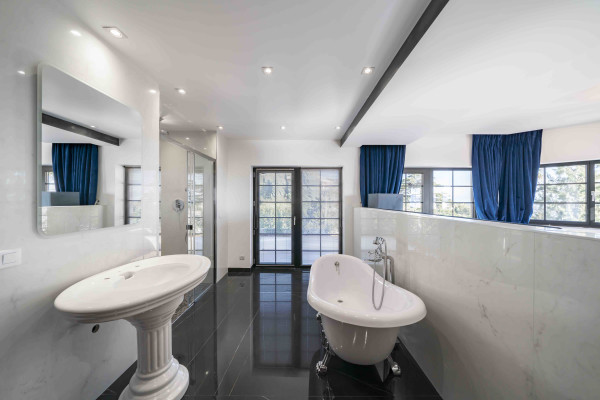 villa in Cannes : Rent beautiful modern villa in the lower Californie area of Cannes - Photo 26