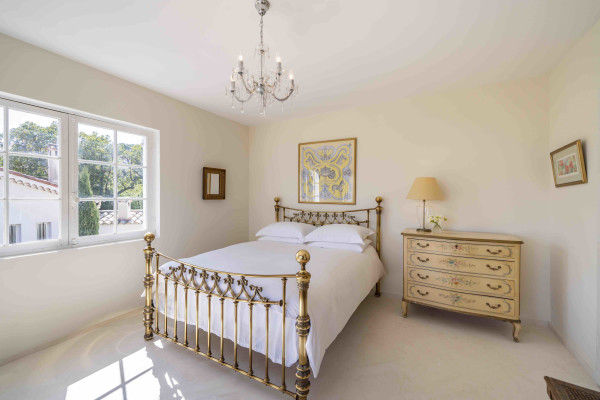 villa in Antibes : Rent beautiful 4 bedroom villa situated in a quiet residential area in Antibes - Photo 26