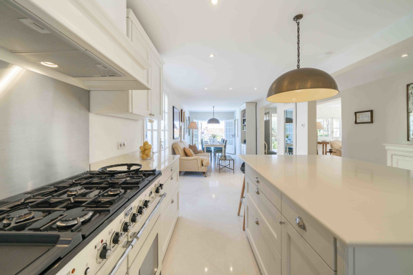 villa in Antibes : Rent beautiful 4 bedroom villa situated in a quiet residential area in Antibes - Photo 8