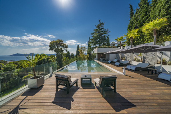 villa in Cannes : Rent one of Cannes most stunning Villas, Ultra Modern 8 bedroom mansion in the hills of Cannes close to the Croisette and the beaches - Photo 55