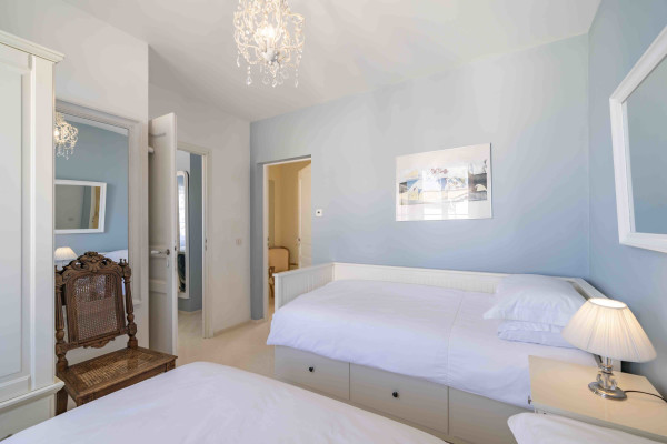 villa in Antibes : Rent beautiful 4 bedroom villa situated in a quiet residential area in Antibes - Photo 28