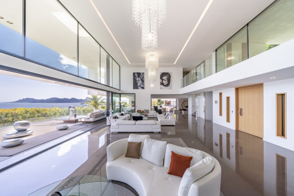 villa in Cannes : Rent one of Cannes most stunning Villas, Ultra Modern 8 bedroom mansion in the hills of Cannes close to the Croisette and the beaches - Photo 17