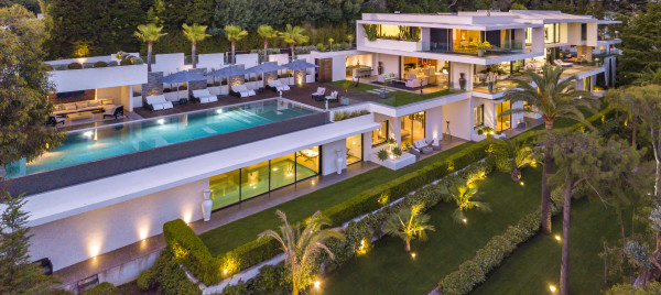 villa in Cannes : Rent one of Cannes most stunning Villas, Ultra Modern 8 bedroom mansion in the hills of Cannes close to the Croisette and the beaches - Photo 65