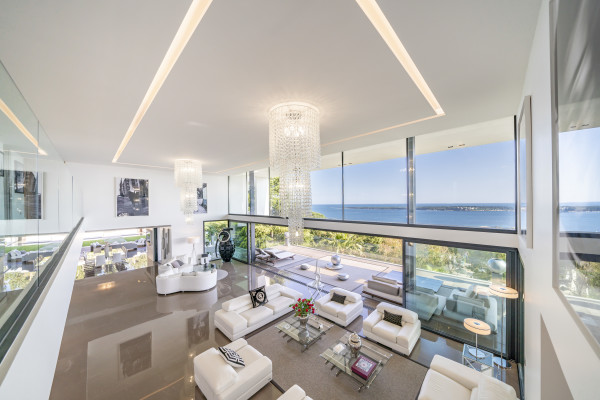 villa in Cannes : Rent one of Cannes most stunning Villas, Ultra Modern 8 bedroom mansion in the hills of Cannes close to the Croisette and the beaches - Photo 15