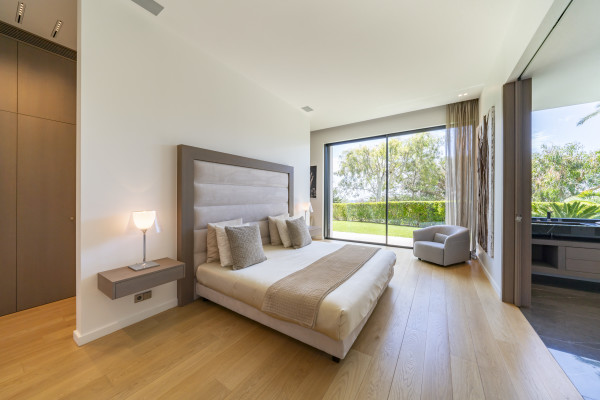 villa in Cannes : Rent one of Cannes most stunning Villas, Ultra Modern 8 bedroom mansion in the hills of Cannes close to the Croisette and the beaches - Photo 34