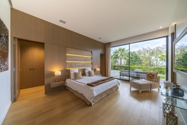 villa in Cannes : Rent one of Cannes most stunning Villas, Ultra Modern 8 bedroom mansion in the hills of Cannes close to the Croisette and the beaches - Photo 27