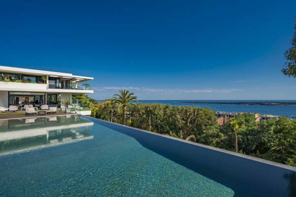 villa in Cannes : Rent one of Cannes most stunning Villas, Ultra Modern 8 bedroom mansion in the hills of Cannes close to the Croisette and the beaches - Photo 6