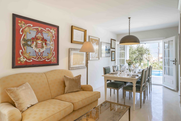 villa in Antibes : Rent beautiful 4 bedroom villa situated in a quiet residential area in Antibes - Photo 9