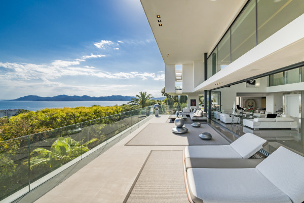 villa in Cannes : Rent one of Cannes most stunning Villas, Ultra Modern 8 bedroom mansion in the hills of Cannes close to the Croisette and the beaches - Photo 2