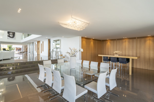 villa in Cannes : Rent one of Cannes most stunning Villas, Ultra Modern 8 bedroom mansion in the hills of Cannes close to the Croisette and the beaches - Photo 20
