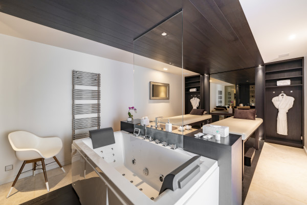 villa in Cannes : Rent one of Cannes most stunning Villas, Ultra Modern 8 bedroom mansion in the hills of Cannes close to the Croisette and the beaches - Photo 43