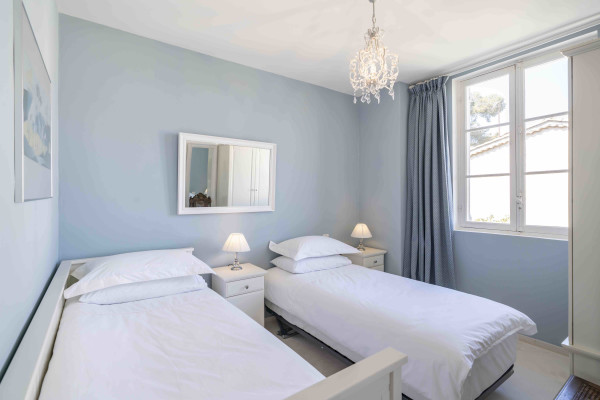 villa in Antibes : Rent beautiful 4 bedroom villa situated in a quiet residential area in Antibes - Photo 27
