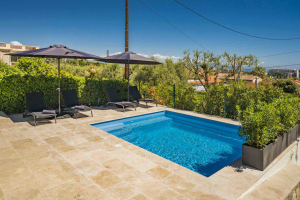 villa in Antibes : Rent beautiful 4 bedroom villa situated in a quiet residential area in Antibes - Photo 5