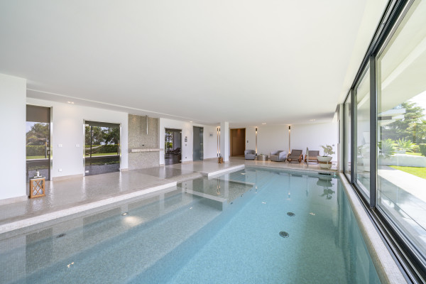 villa in Cannes : Rent one of Cannes most stunning Villas, Ultra Modern 8 bedroom mansion in the hills of Cannes close to the Croisette and the beaches - Photo 46