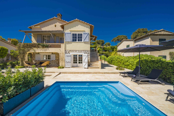 villa in Antibes : Rent beautiful 4 bedroom villa situated in a quiet residential area in Antibes - Photo 2